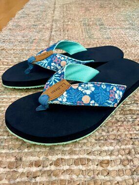 Women's Maine Isle Flip-Flops, Woven Print Blue Water Hibiscus Size 6 NWOT